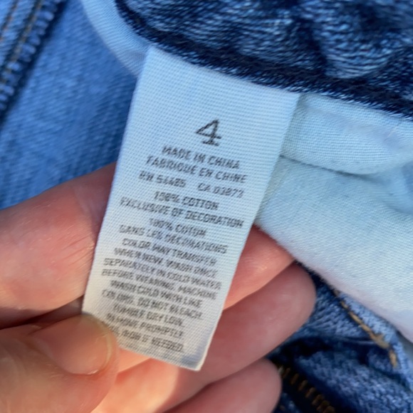 AE stretchy distressed soft medium wash jean shorts size 4 - Picture 5 of 6